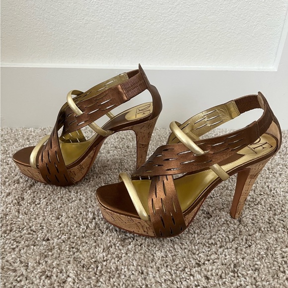 DIANE VON FURSTENBERG DVF Gold Bronze Leather Cork Heel Sandal Pump Size 8 - Picture 4 of 7